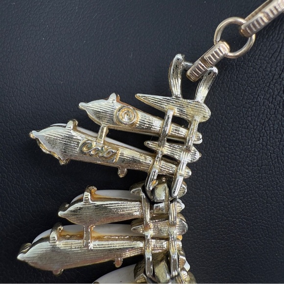 Signed Coro Mid Century White and Gold Collar Necklace with Dramatic Spikes - Picture 9 of 17
